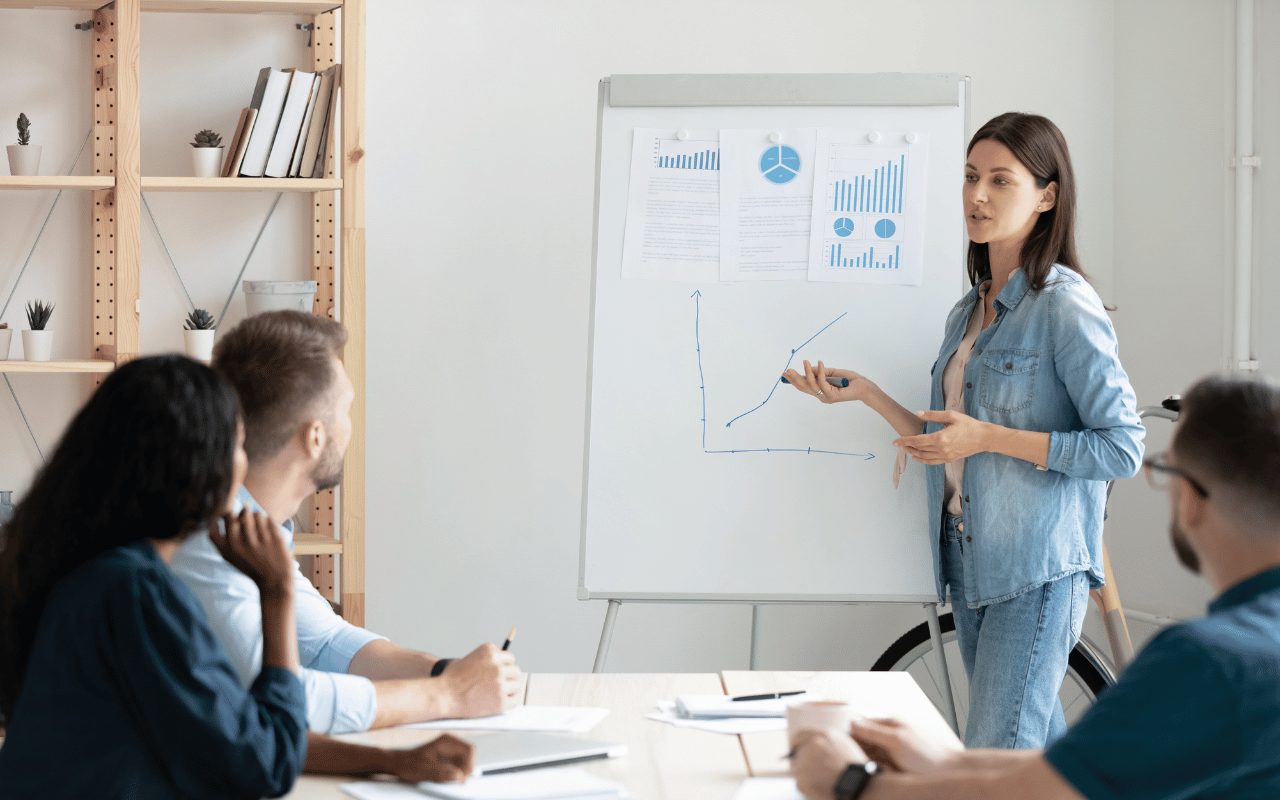 как выбрать маркетолога и где его найти